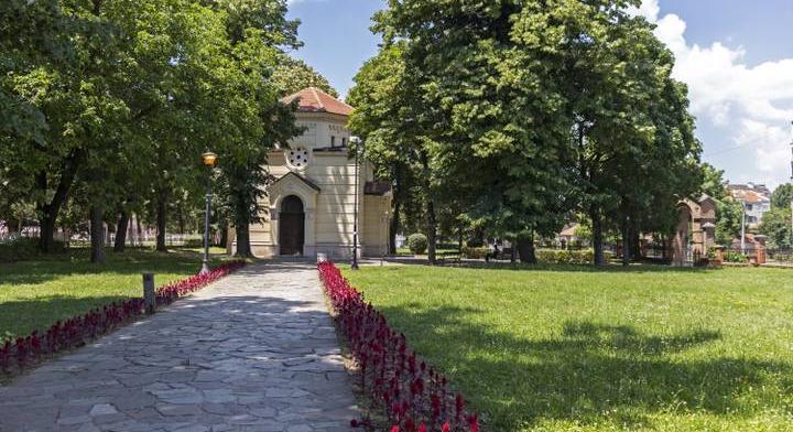 A világ legijesztőbb tornyát koponyákkal rakták ki, és itt van a szomszédunkban