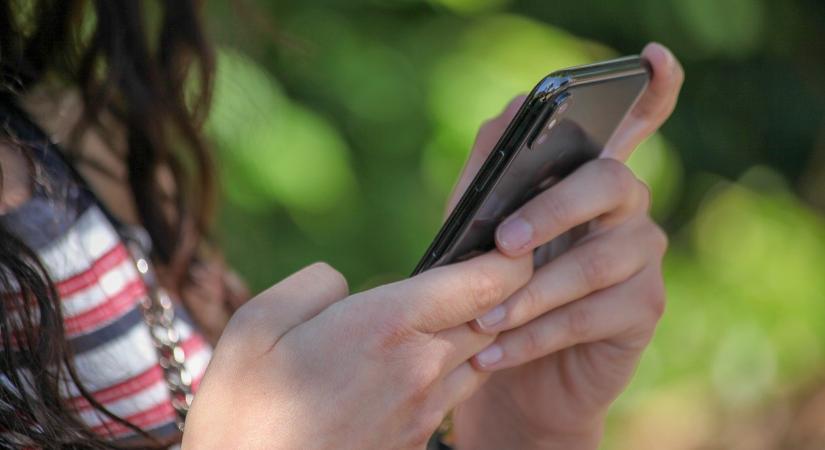 Ebben az esetben nézhet bele a munkáltató a pedagógusok saját mobiltelefonjába