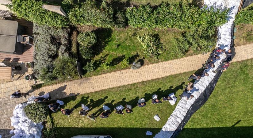 Áder János: a következő napok kritikusak lehetnek a föld töltéseknél