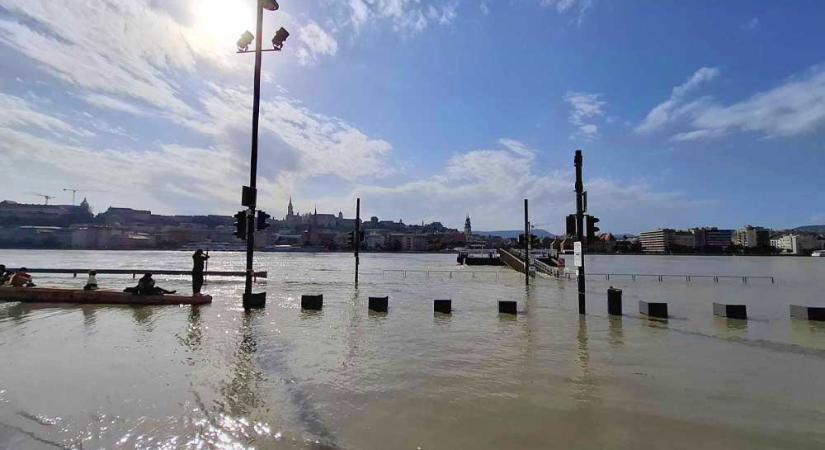 Árvízhelyzet Budapesten: lezárták a Hajógyári-szigetet, péntektől nem áll meg a metró a Batthyány téren