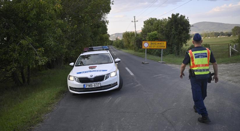 Kisoroszi: közúton már se ki, se be