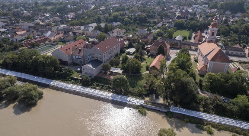 Megerősített védvonalakkal várják a tetőzést a Duna jobb partján  videó