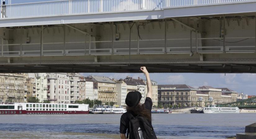 Pár pillanattal ezelőtt kaptuk! Ilyen közel van az Erzsébet híd aljához a Duna (fotók)