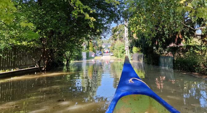 Kenuval jártuk be Szentendre elöntött utcáit