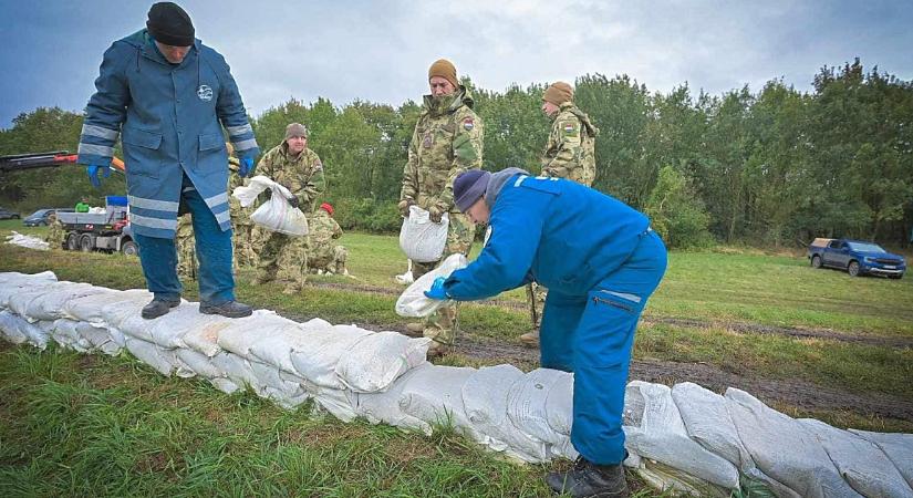 Hajdú-bihari szakemberek akcióban: töltések között igyekeznek tartani az árhullámot – videóval