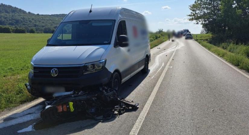 TRAGÉDIA: Frontálisan furgonnak ütközött, meghalt egy motoros