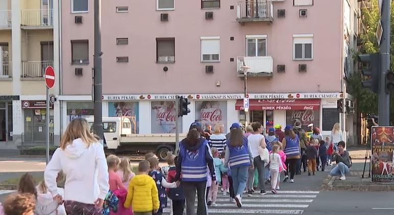 Zebra zsaruk segítik a gyerekeket az úttesten való átkelésnél  videó