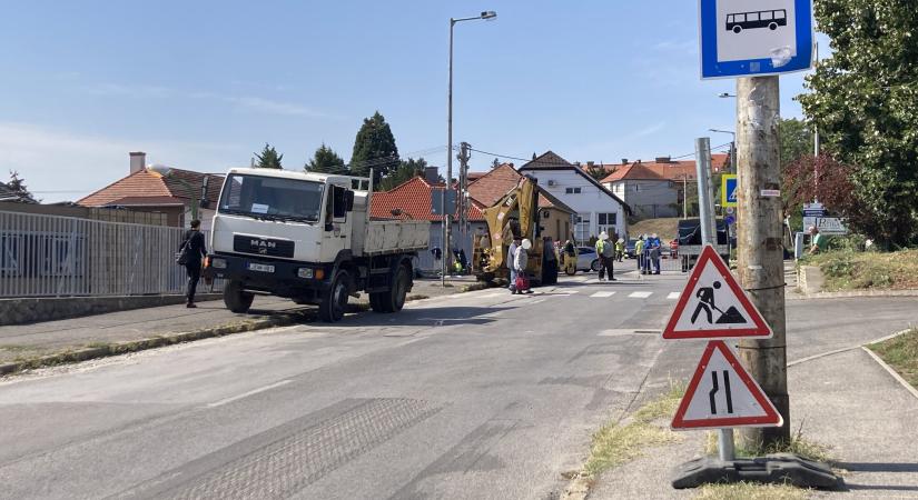 Aszfaltozási BUMM Pécsett: nekiestek a Kürt utca végi hepehupának, babapopsi simaságú lesz!