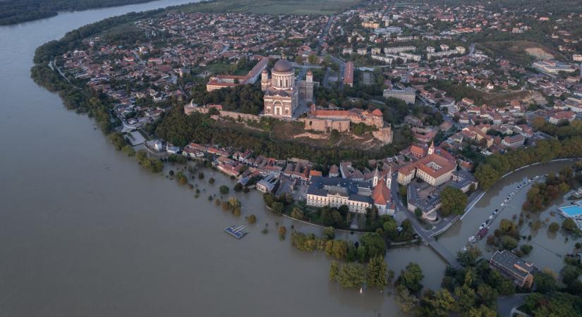 Már Komárom és Esztergom felé tart az árhullám, Budapesten még fél métert emelkedhet a Duna - Pénteki híreink a dunai árvízről