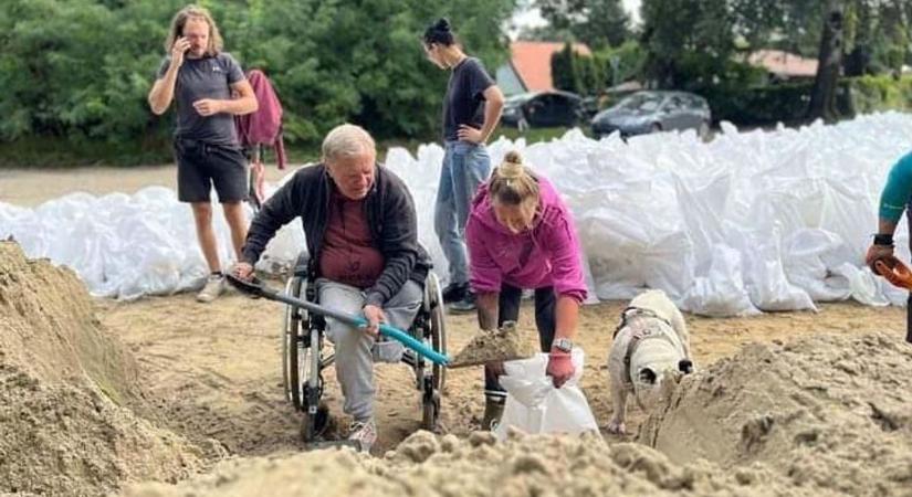 Az összefogás ereje: a másfél éve kerekesszékbe került férfi is kiveszi a részét a védekezésből