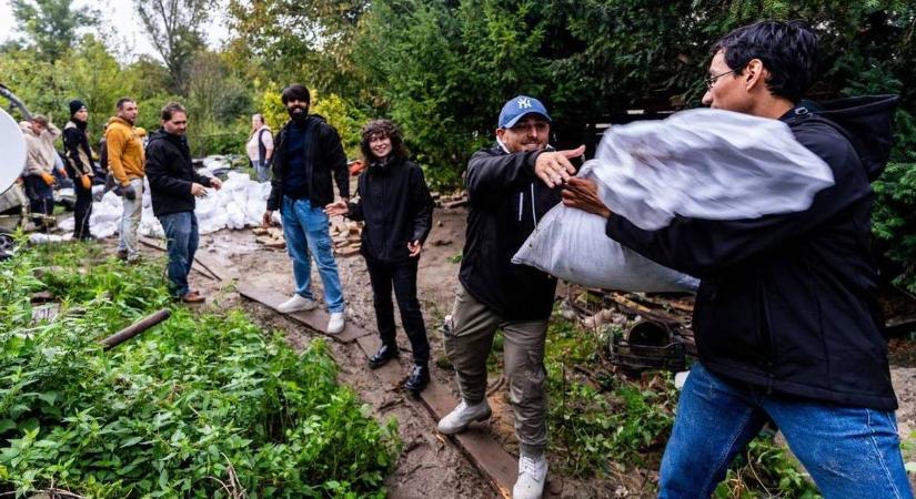 Üldözött keresztények is részt vesznek az árvízi védekezésben