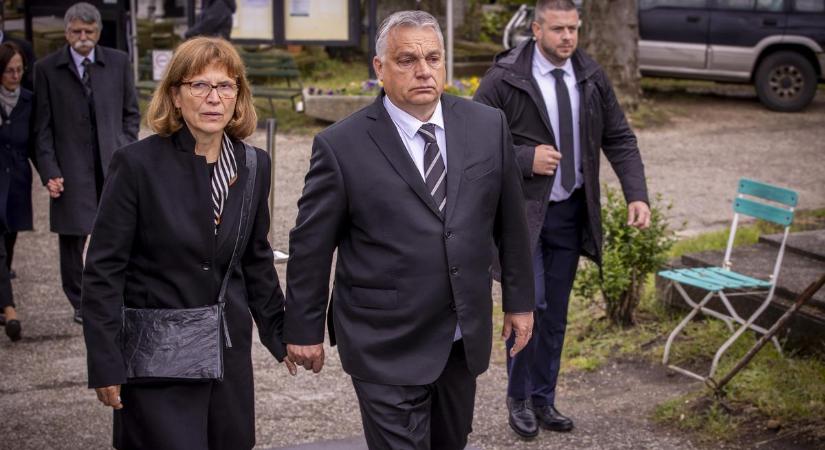 Orbán Viktor felesége is a gáton van: "Itt lapát van, meg homokzsák"