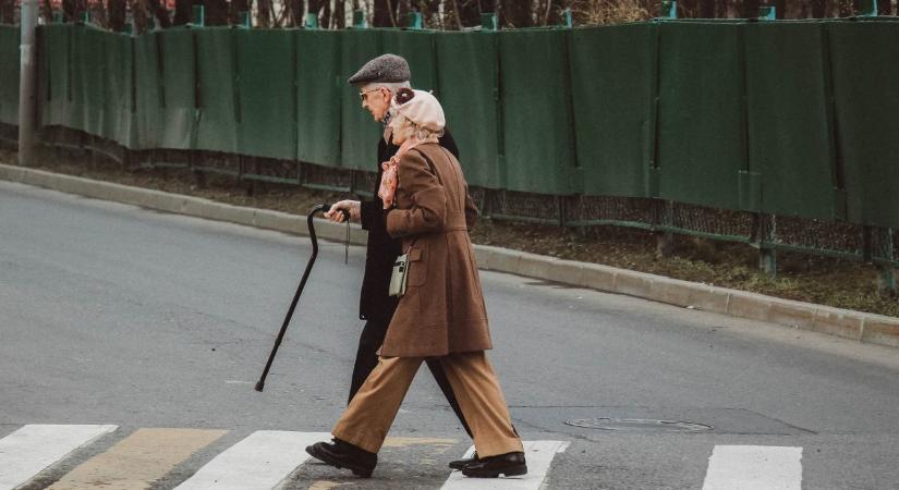 Árvíz: hamarabb hozza a nyugdíjat a postás