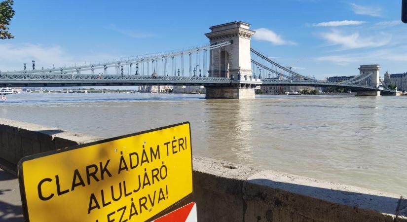 Ebben a pillanatban jöttek a fotók: Drámai a vízszint a Lánchídnál, ömlik a víz a rakparton, az alagutak járhatatlanok