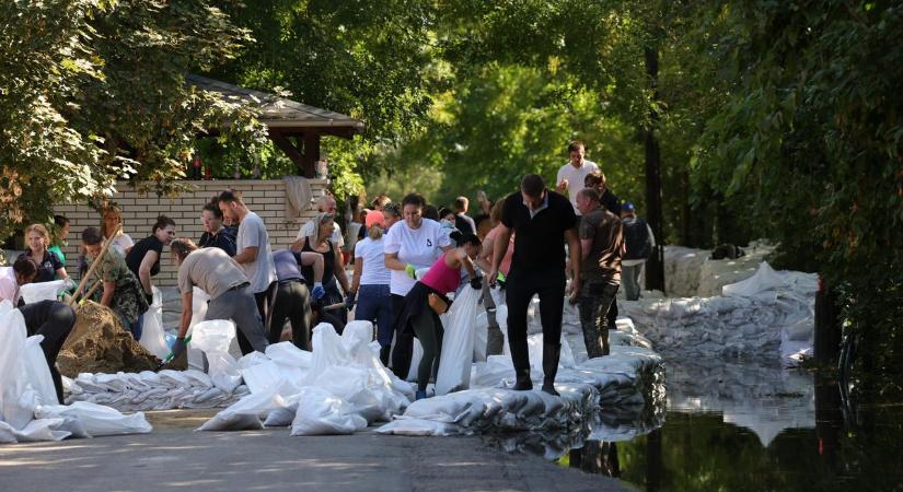 Kettős mérce? - A Római út 1. alatt lakókat magukra hagyták, egyedül harcolnak a Dunával - fotók