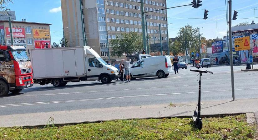 Baleset a Kossuth Lajos sugárúton – Torlódás várható