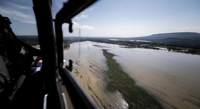 Csónakkal jutottunk be az elzárt településre, ahol a légierő helikopterére szálltunk