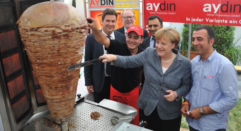 „A kebab Németországhoz tartozik” – közölte Cem Özdemir miniszter, mivel Törökország szabályoztatná a német döner kebabot