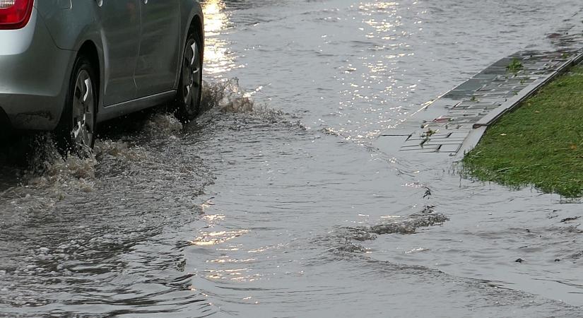 Nagy a baj! Elárasztotta a Duna a Római-partot, itt vannak a fotók