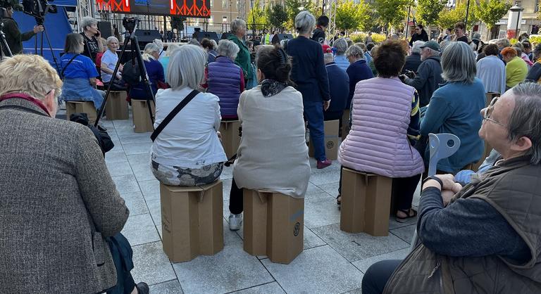 Demonstrációt tartanak a Blaha Lujza téren, hírességek vonultak az utcára