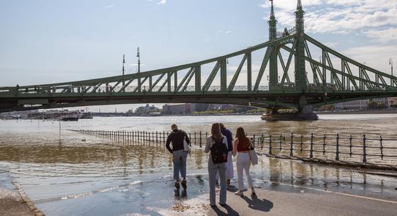 Hiába tilos és életveszélyes, fürdőznek és SUP-oznak is az áradó Dunában Budapesten