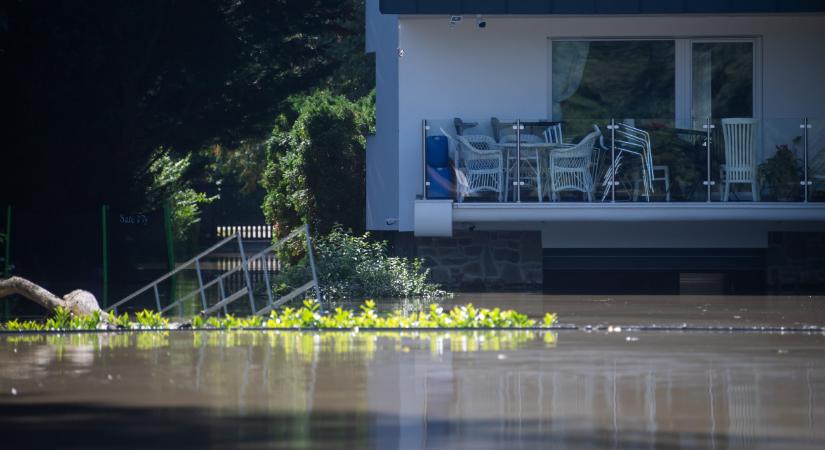 "Figyeljük a gyerekeket, nehogy beleessenek a homokzsákokról a vízbe" - helyszíni riport