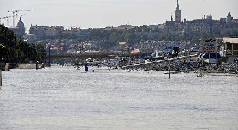 Az életveszélyes sodrás ellenére is SUP-oznak az áradó Dunában