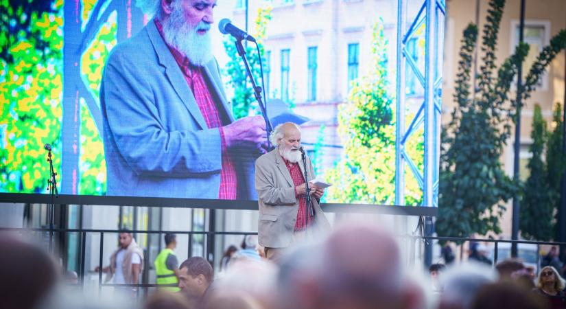 Iványi Gáborék mellett tüntettek a Blaha Lujza téren