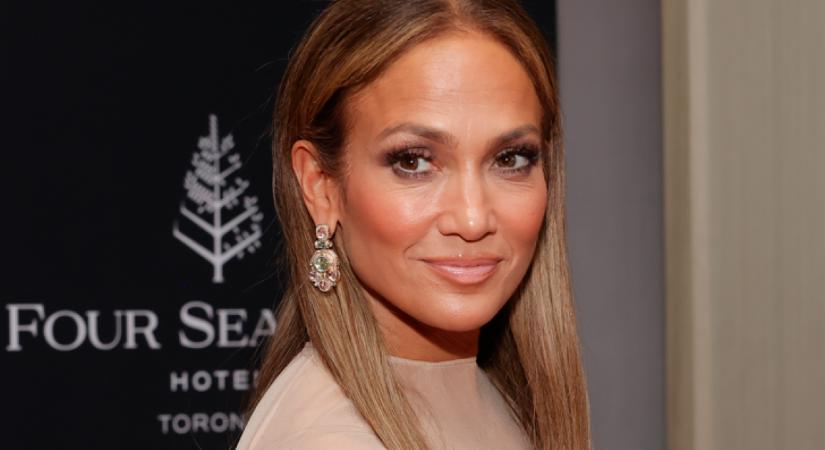 Éveket fiatalít az arcon Jennifer Lopez zseniális sminktrükkje: könnyű, mint az egyszeregy