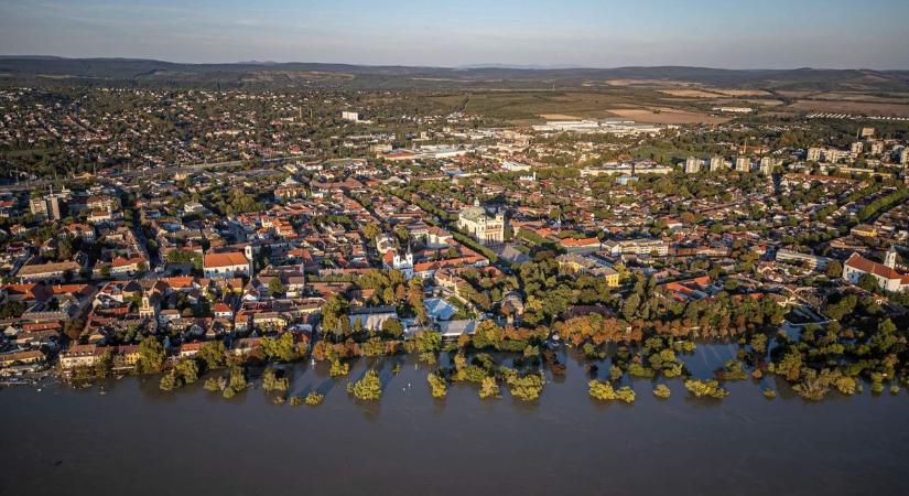 Közös erőfeszítéssel sikerült megfékezni az árvizet Vácon  videó