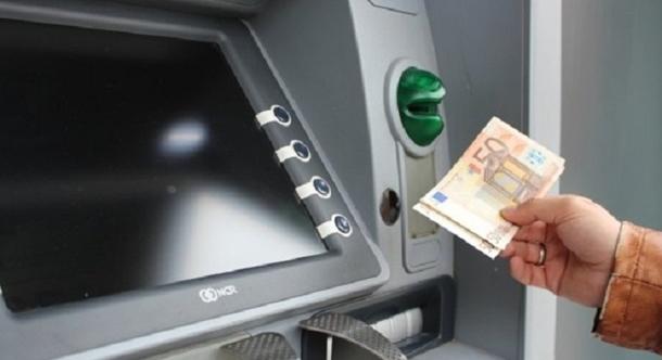 Lettországban betiltották az orosz nyelv használatát a bankautomatákon