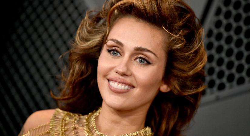 Miley Cyrus zseniálisan hozza a Gatsby-stílust: szinte lubickol a ’20-as évek divatjában