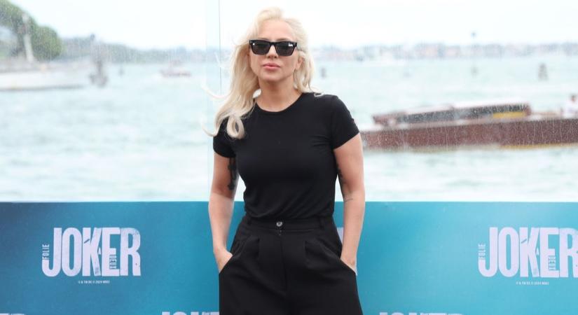 Lady Gaga egy szál pólóban ment el randizni