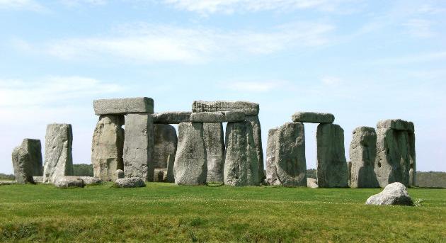 Székeket akart vásárolni az ebédlőbe, végül a Stonehenge-t vette meg az angol ügyvéd