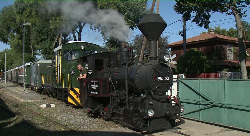 Több mint százéves gőzmozdony mögött ülhettek a Zsuzsi Erdei Vasút utasai