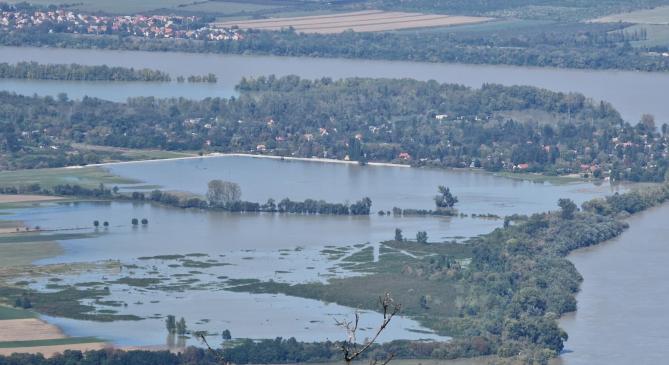 Így néz ki a táj Prédikálószékről, melyet birtokába vett a megáradt Duna