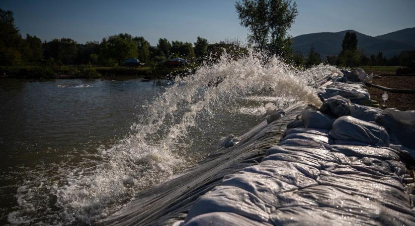 Katasztrófaturistákat kellett menteni a Dunakanyarban