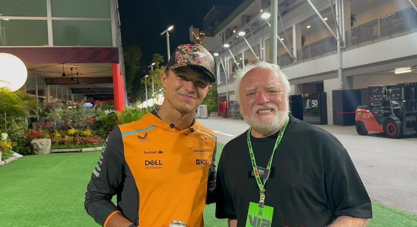 Legendák egy helyen: F1-es sztárpilótákkal futott össze a világhírű mémmé vált Arató András, azaz Hide the Pain Harold, akit még Lando Norris is utánozni próbált