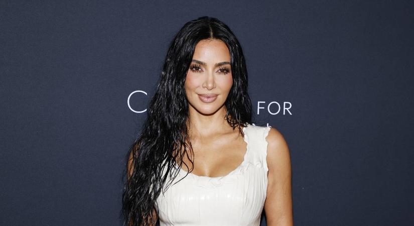 Kim Kardashian szétnyílt felsőben jegel, Köllő Babett átlátszó ruhában sétált a kifutón