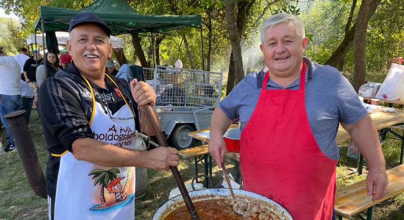 Félszáz bogrács, pörköltek, birsalmás sertésragu - most sem okozott csalódást a balmazújvárosi főzőverseny – fotókkal, videóval!