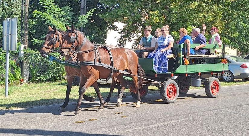 Szüreti felvonulás és bál Pusztaszeren – Galéria