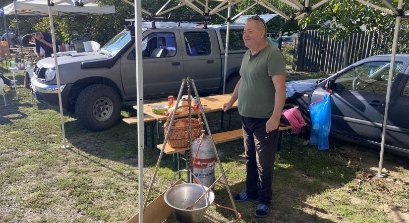 Ötven bográcsban rotyogott a kakaspörkölt – Videó