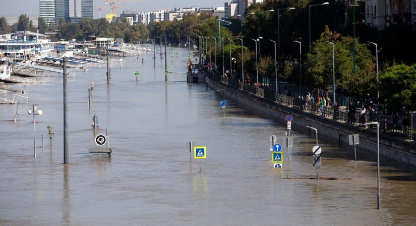 Megmártóztak az áradó Dunában a fiatalemberek a Lánchídnál, pedig mindig mondják, hogy nagyon nem kéne  fotók