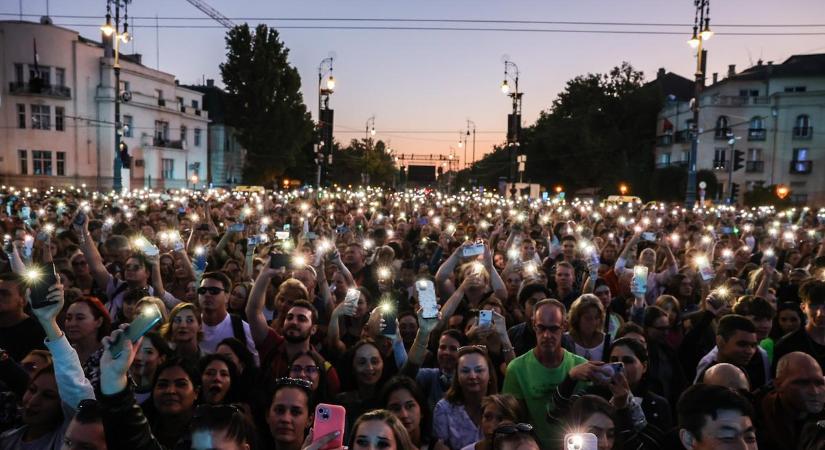 Őrült nagy buli van a Hősök terén: egy sor magyar sztár után fellép Ricky Martin is – fotókon a koncert legjobb pillanatai