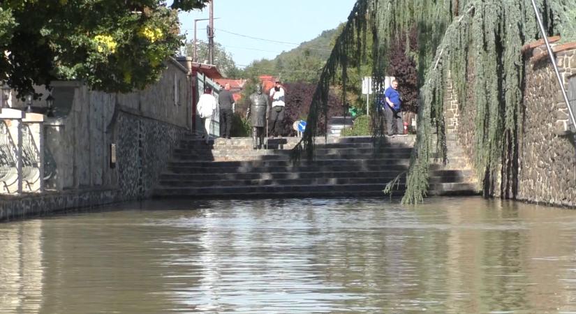 Verőcénél már apad a Duna, de a készenlétre és a védelmi szolgálatra még napokig szükség lehet  videó