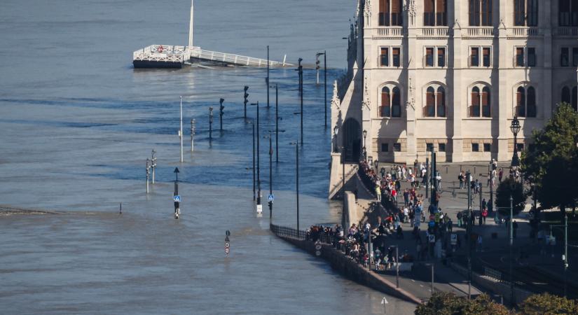 Az árvíz továbbra is uralni fogja a napjainkat: megkezdődött az apadás, a lezárások azonban maradnak