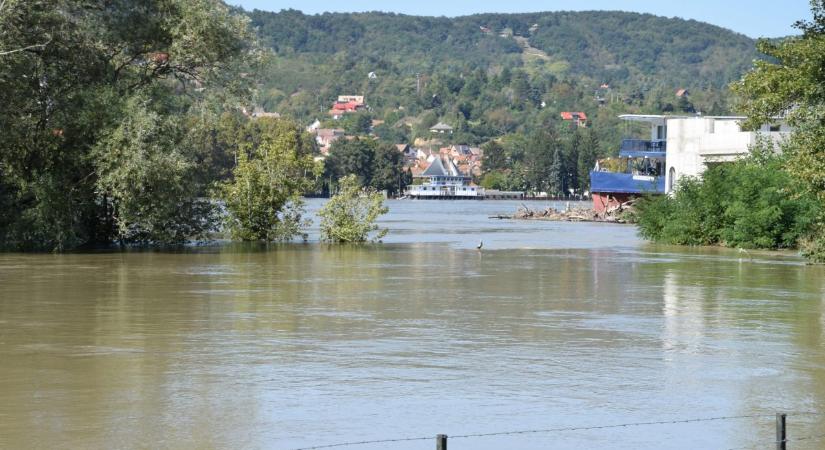 Kövizig: lassú apadás indult, ahol már tetőztek a folyók