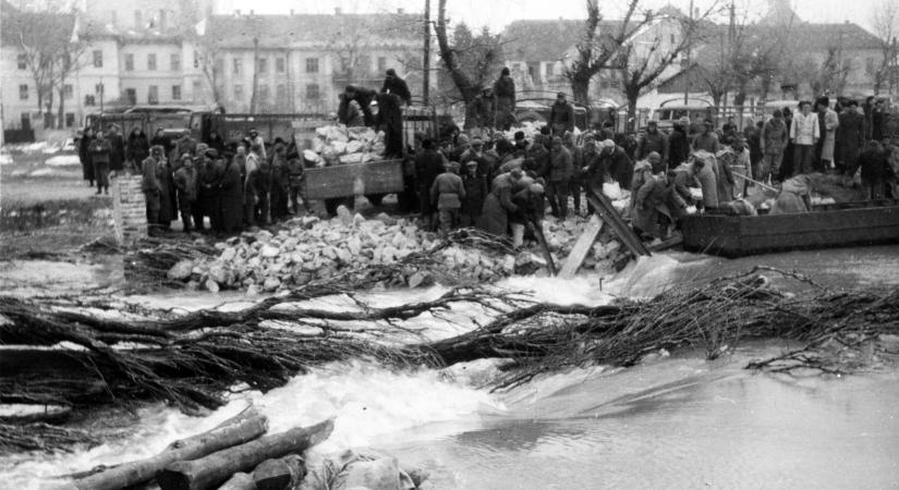 1956 elfeledett drámai eseménye: a jeges ár, amikor repülőkről bombázták a több száz kilométeren befagyott Dunát