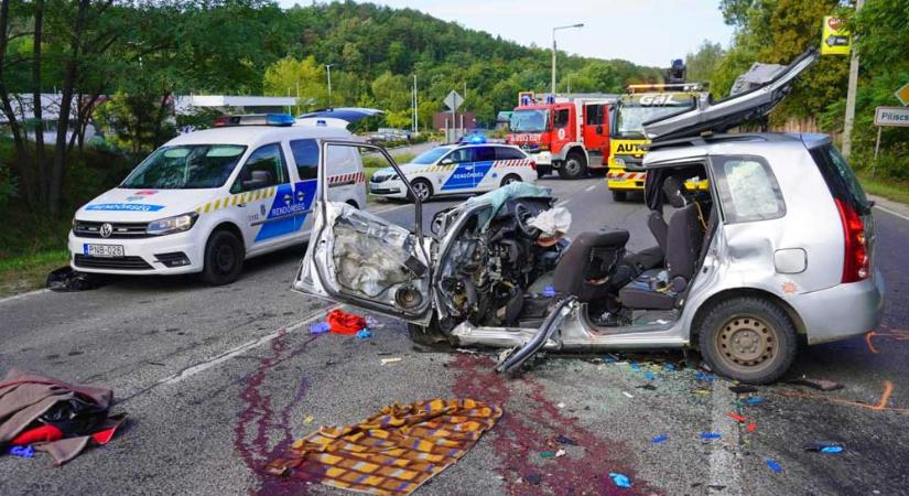 Tragikus baleset Piliscsabán: egy 21 éves és egy 50 éves férfi halt a reggeli ütközésben, az egyik utas életéért még most is küzdenek a kórházban