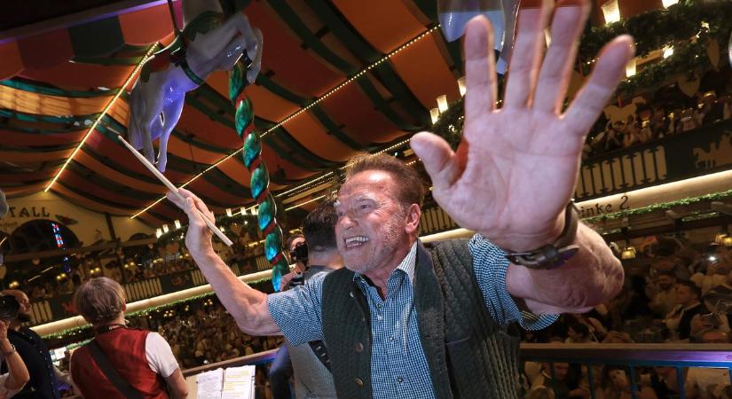 Arnold Schwarzenegger tudja, hogy kell bulizni: sörrel és karmesteri pálcával rúgta be az Oktoberfestet a terminátor – fotó, videó